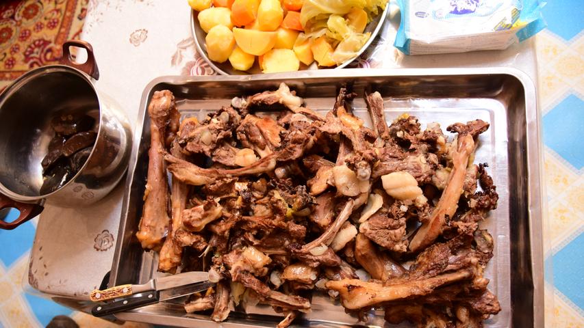Die zentrale Komponente der mongolischen Küche ist und bleibt das Fleisch. Vegetarier werden es in dem Land schwer haben, traditionelle Gerichte nach ihrem Anspruch zu finden. Fleisch-Liebhaber kommen hingegen voll auf ihre Kosten. Nicht verpassen sollte man das "Khorkhog". Es ist ein mongolisches Barbecue, das in großen Milchkrügen zusammen mit erhitzten Steinen zubereitet wird. In Restaurants wird man es kaum finden, es wird in der Regel von Nomadenfamilien auf dem Land zubereitet. Gegessen wird hier mit den Händen - und bis auf die letzte Faser vom Knochen genagt. Als Beilage gibt es meist gedünstetes Gemüse.