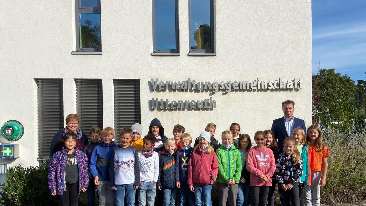 Die Spardorfer Viertklässler und ihre Lehrerin Martina Baumann (links) vor dem Rathaus der VG Uttenreuth mit Bürgermeister Andreas Wasielewski (rechts).