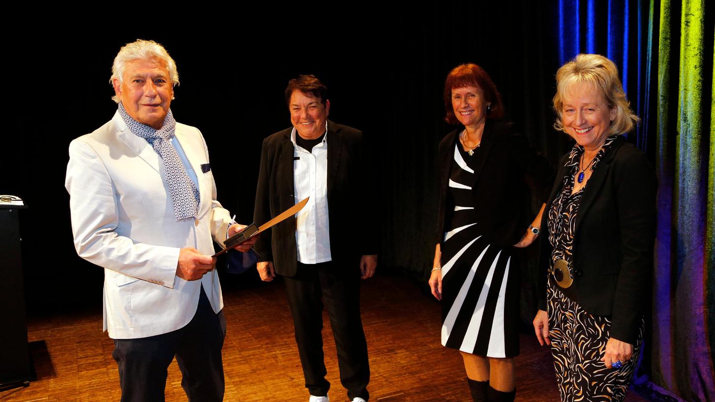 50 Jahre bei einem Arbeitgeber - ein seltenes Jubiläum: Norbert König wird von Geschäftsführerin Erika Gassner und den beiden Verlegerinnen Sabine Schnell-Pleyer sowie Bärbel Schnell (von links) geehrt.
50 Jahre bei einem Arbeitgeber - ein seltenes Jubiläum: Norbert König wird von Geschäftsführerin Erika Gassner und den beiden Verlegerinnen Sabine Schnell-Pleyer sowie Bärbel Schnell (von links) geehrt.