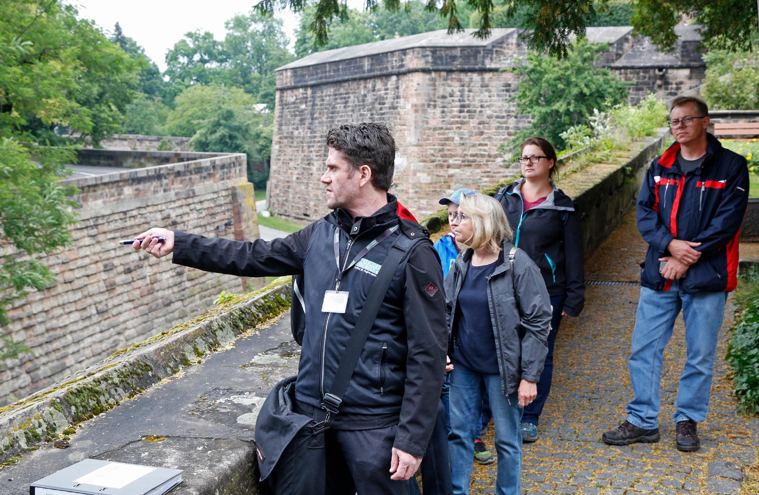 Der Verein "Geschichte für alle" hat am Sonntag einen Familienrundgang im Programm. Vom Treffpunkt an der Jugendherberge geht es auf einen spannenden Spaziergang auf die Nürnberger Stadtmauer. Dabei erfahren kleine und große Geschichtsfans alles rund um die Verteidigungsanlagen. Beginn: 14 Uhr.