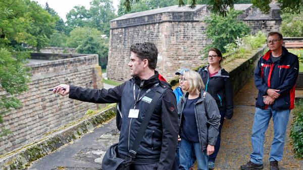 Der Verein "Geschichte für alle" hat am Sonntag einen Familienrundgang im Programm. Vom Treffpunkt an der Jugendherberge geht es auf einen spannenden Spaziergang auf die Nürnberger Stadtmauer. Dabei erfahren kleine und große Geschichtsfans alles rund um die Verteidigungsanlagen. Beginn: 14 Uhr.