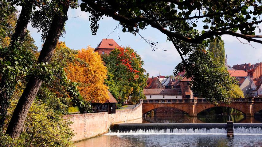 Nicht nur in der Natur, auch mitten in der Stadt kann man die wunderbare Herbststimmung genießen - wie unser Bild mit Blick auf Pegnitz und Maxbrücke zeigt.