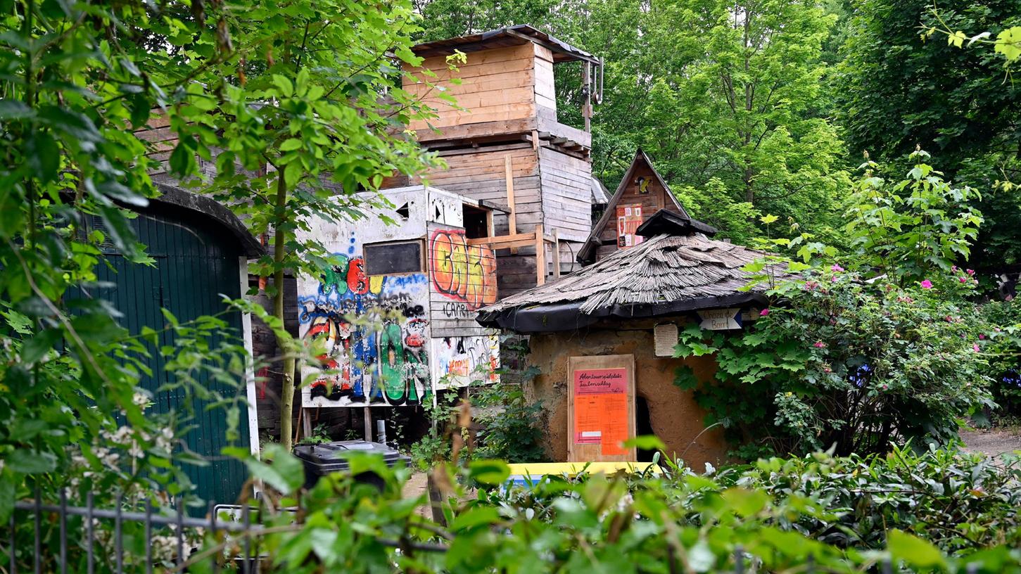 Die Kinder und Jugendliche sind traurig, dass ihre Hütten abgebrannt sind: der städtische Abenteuerspielplatz "Taubenschlag" in Erlangen. 