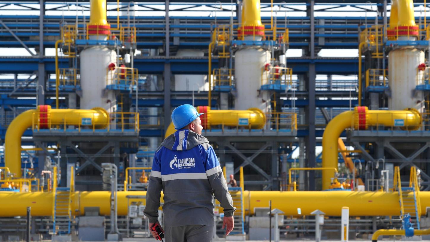 Ein Gazprom-Mitarbeiter vor dem Startpunkt der Pipeline: Die Grünen fürchten Machtmissbrauch durch Putin.