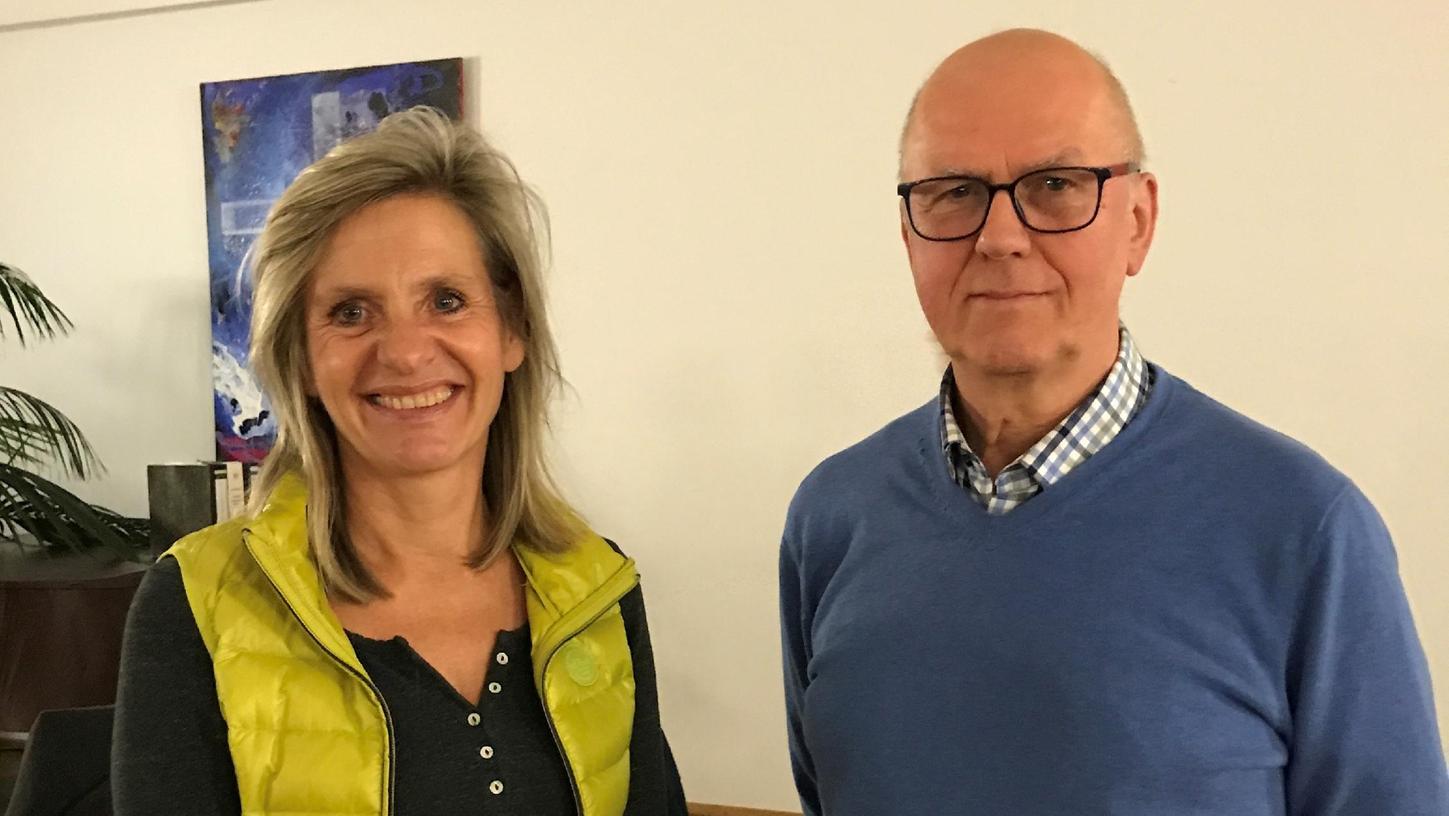 Die alte und der neue Vorsitzende für den Künstlerbund Schwabach: Carola Scherbel gibt das Amt nach viereinhalb Jahren ab, Frank Hegewald aus Ansbach wurde einstimmig gewählt.   