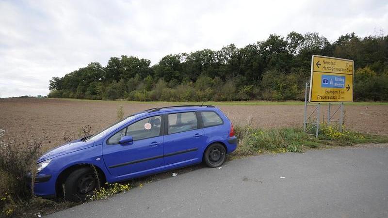Dieses Auto bei Neuses will offenbar keiner mehr. Es dürfte bald entsorgt werden. Dieses Auto bei Neuses will offenbar keiner mehr. Es dürfte bald entsorgt werden.