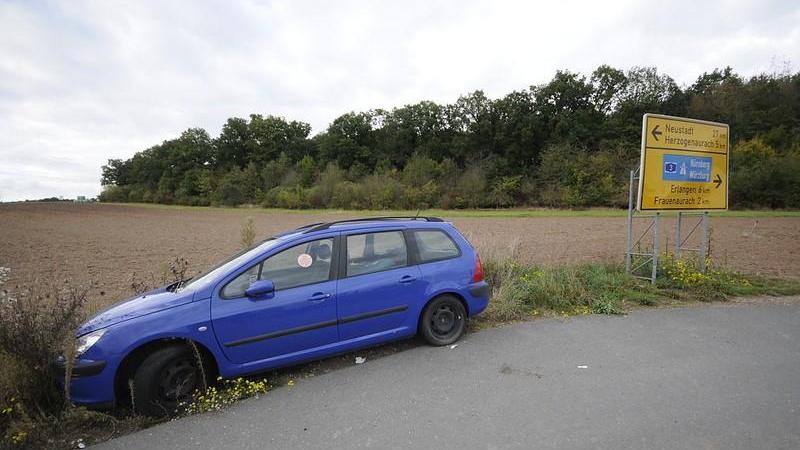 Dieses Auto bei Neuses will offenbar keiner mehr. Es dürfte bald entsorgt werden.