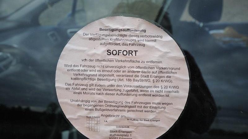 Der rote Punkt klebt auch auf diesem Auto. Allerdings sind die Halter bekannt. Der rote Punkt klebt auch auf diesem Auto. Allerdings sind die Halter bekannt.