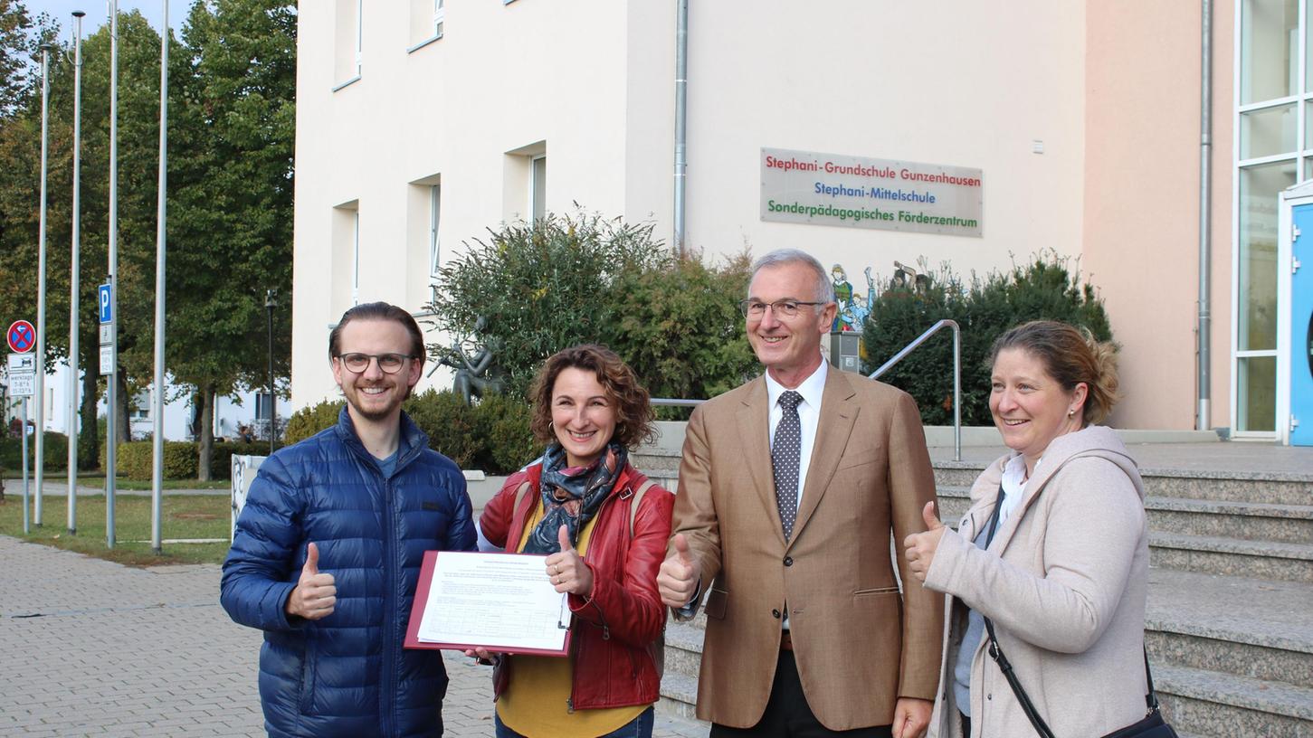 Zum Start der Unterschriftensammlung trafen sich Stadtrat Paul Pfeifer, Mirjam Eischer, der Landtagsabgeordnete Wolfgang Hauber (Freie Wähler) und Stadträtin Bianca Bauer vor der Stephani-Schule.  