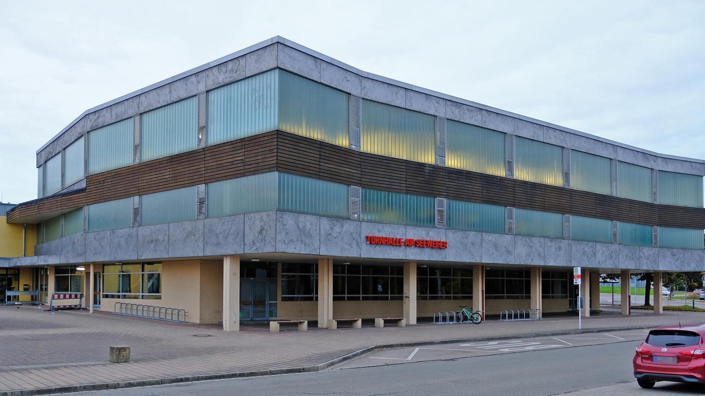 Die Turnhalle am Seeweiher bleibt vorerst erhalten und kann den Winter über für Hallenfußball genutzt werden. Die Sicherheitsstandards für den Schulsport sind OB Jürgen Schröppel zufolge aber kaum mehr einzuhalten.
Die Turnhalle am Seeweiher bleibt vorerst erhalten und kann den Winter über für Hallenfußball genutzt werden. Die Sicherheitsstandards für den Schulsport sind OB Jürgen Schröppel zufolge aber kaum mehr einzuhalten.