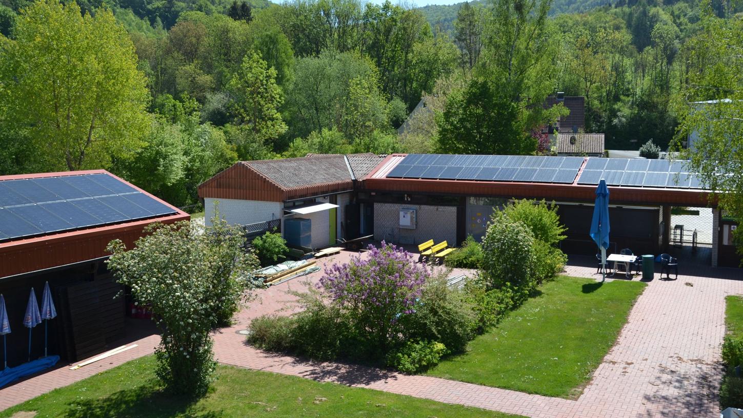 Die Dächer des EbserMare erzeugen mit insgesamt 300 PV-Modulen pro Jahr 80.000 Kilowattstunden Energie.