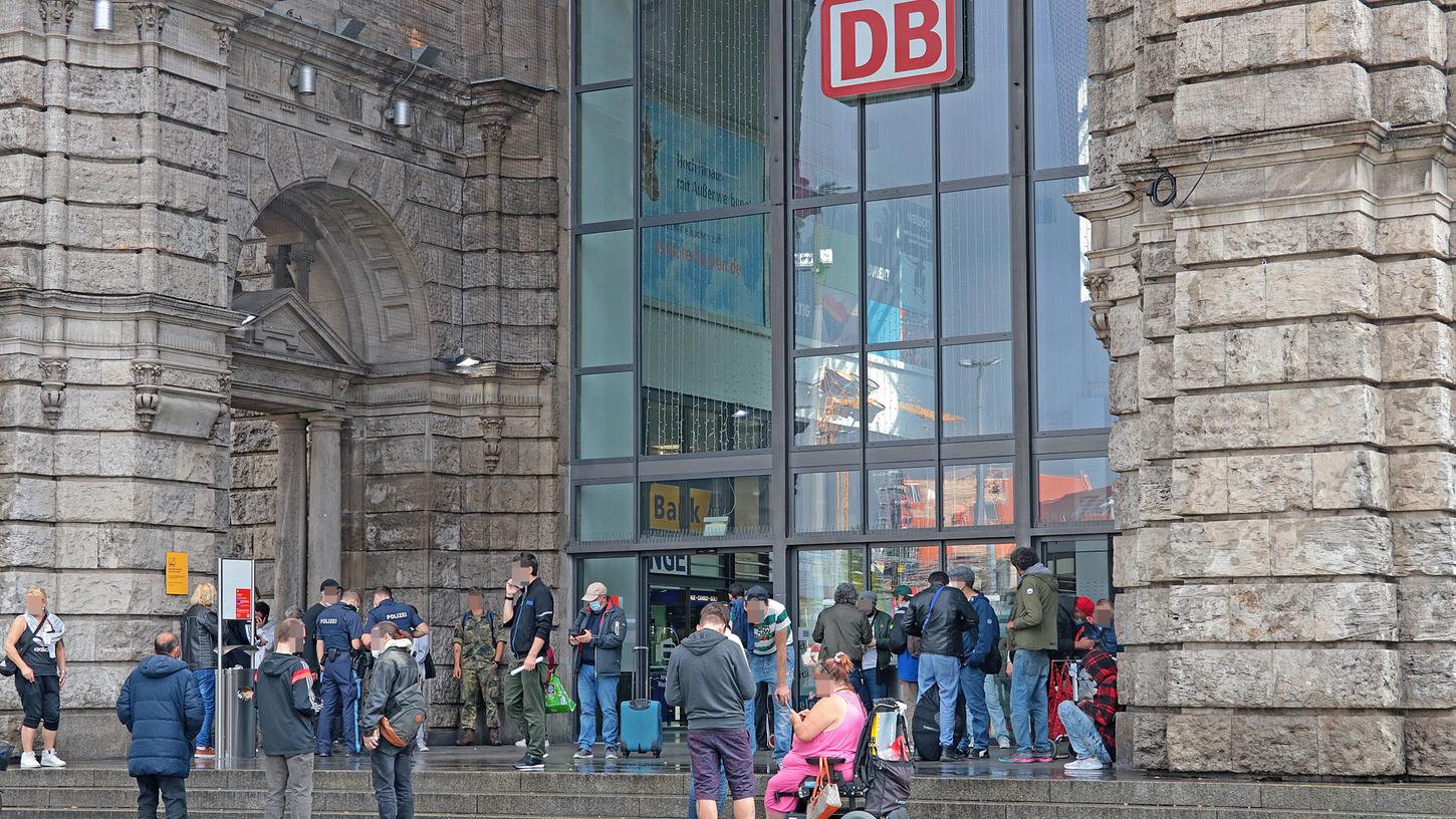 Am Eingangsportal zum Nürnberger Hauptbahnhof treffen verschiedenste Szenen aufeinander. 