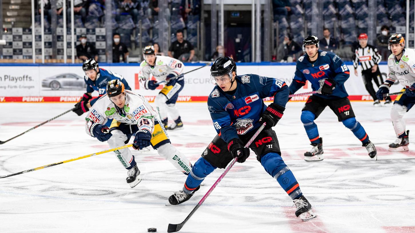 Ruhe und Übersicht: Fabrizio Pilu macht mit dem Puck sehr viel mehr richtig als falsch. In der Nürnberger Abwehr ist das nicht selbstverständlich.