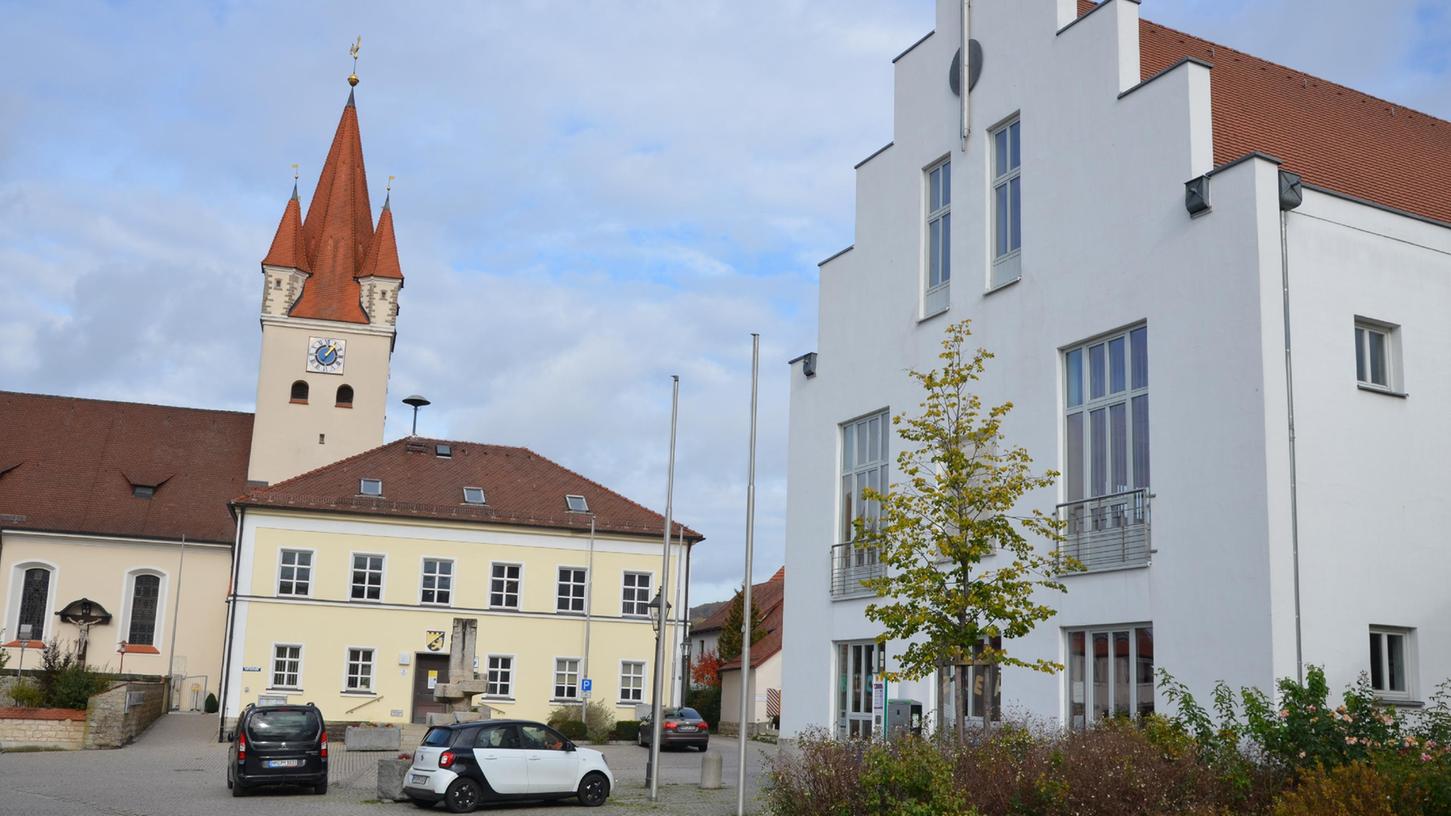 Das neue und das alte Rathaus von Berg.
Das neue und das alte Rathaus von Berg.