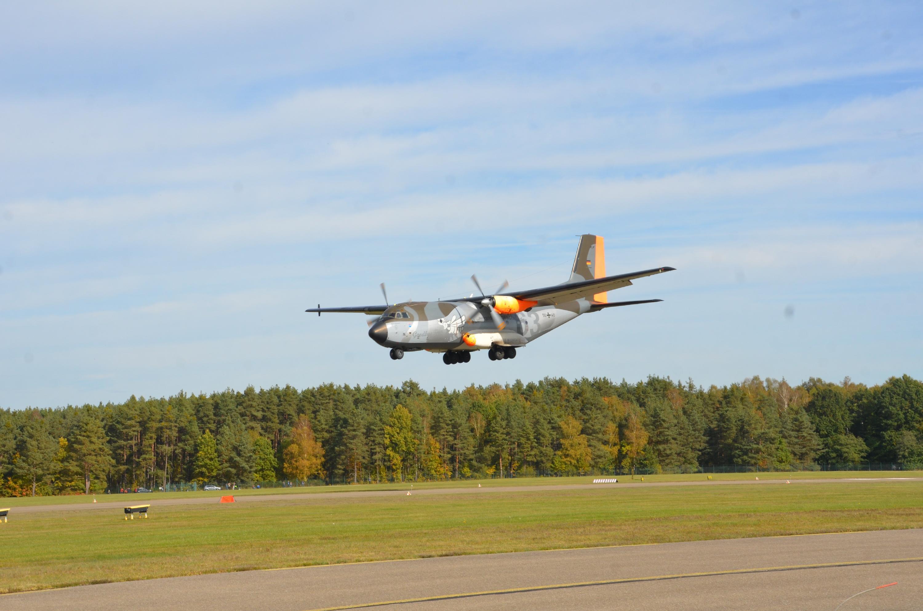 Landeanflug der "C-160" auf dem Flugfeld der Otto-Lilienthal-Kaserne in Roth.