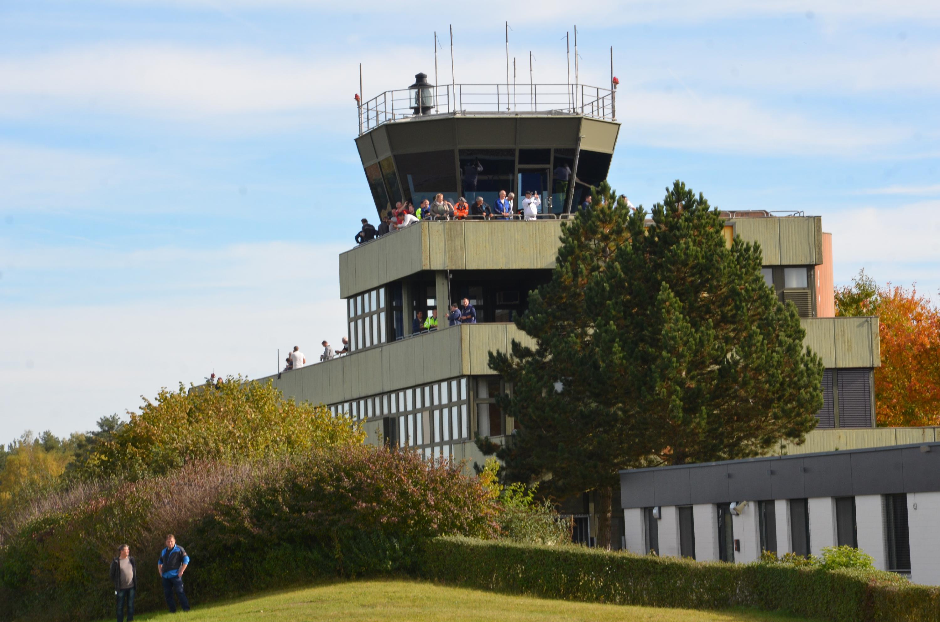 Vom Zaun und vom Tower aus verfolgten viele Schaulustige den letzten Rundflug der "Trall".