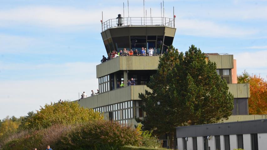 Vom Zaun und vom Tower aus verfolgten viele Schaulustige den letzten Rundflug der "Trall".