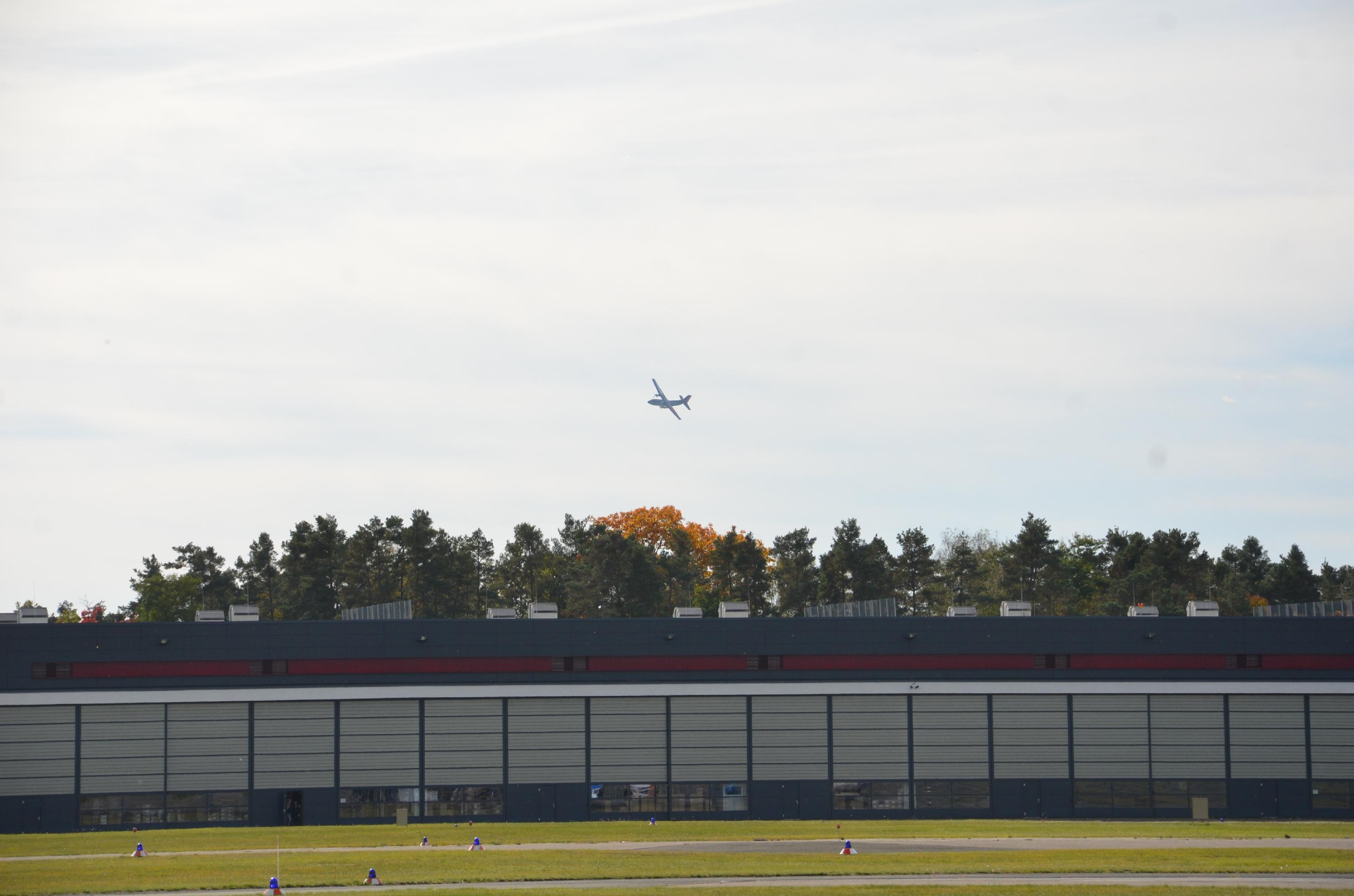 Zunächst klein über den riesigen Hallen des Fliegerhorsts...