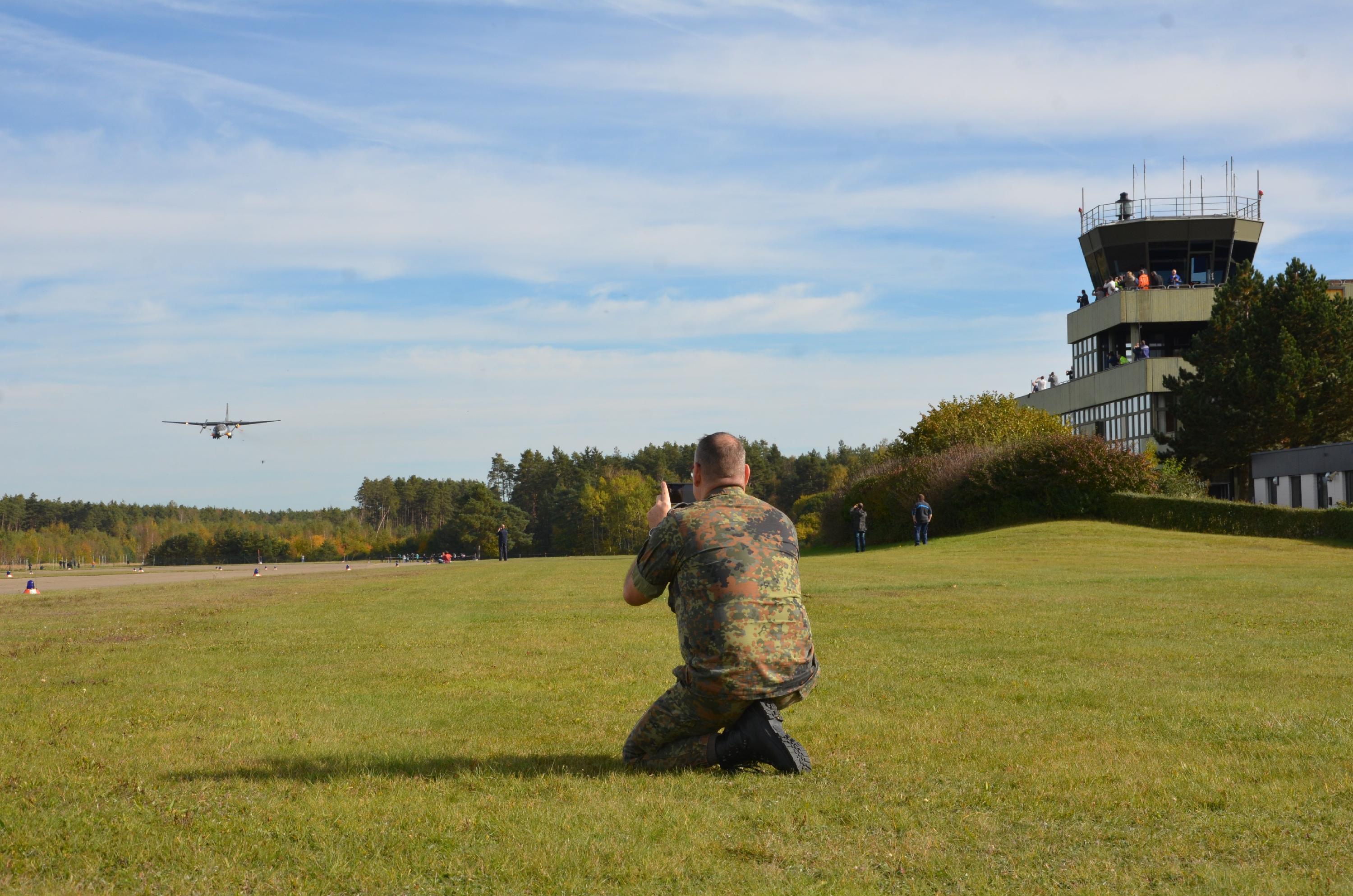 ... wurde die Transall mit der Kennung "C-160" bei ihrem finalen Flug von zahlreichen Augen und Kameras verfolgt.