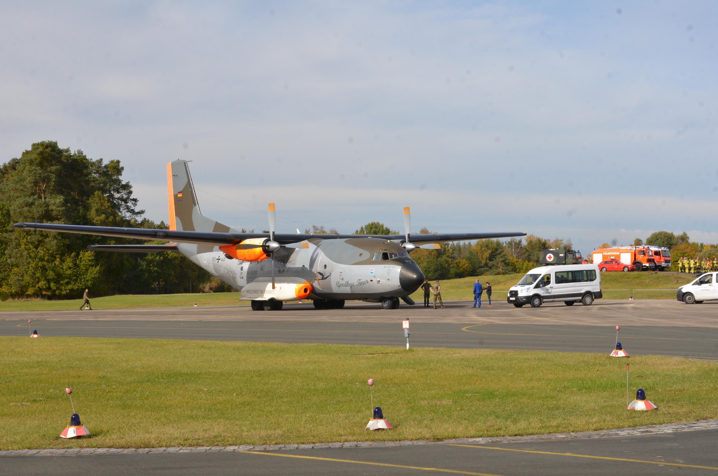 Die vierköpfige Besatzung schaffte es allerdings unter den vorhandenen Bedingungen bereits nach der Hälfte des Rollfeldes, zum Stillstand zu kommen.  