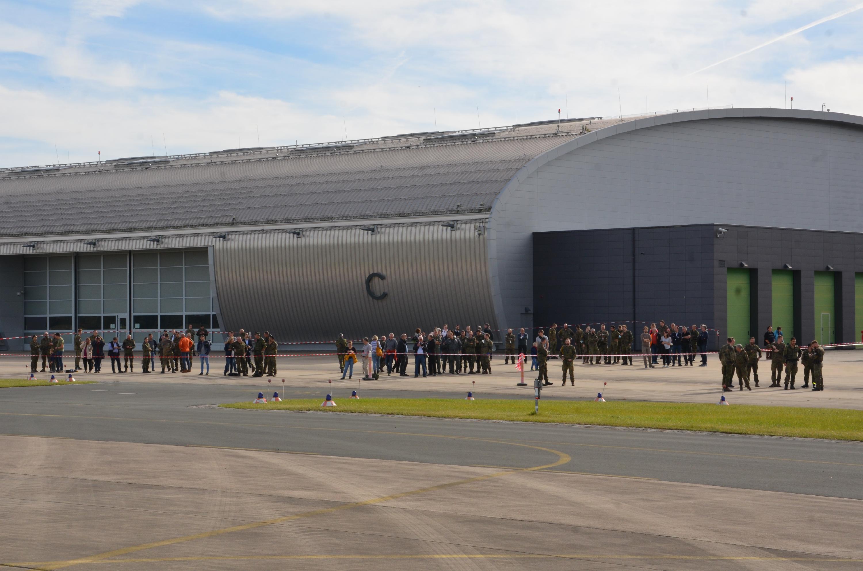 Auch das Kasernenpersonal wohnte dem Spektakel bei.