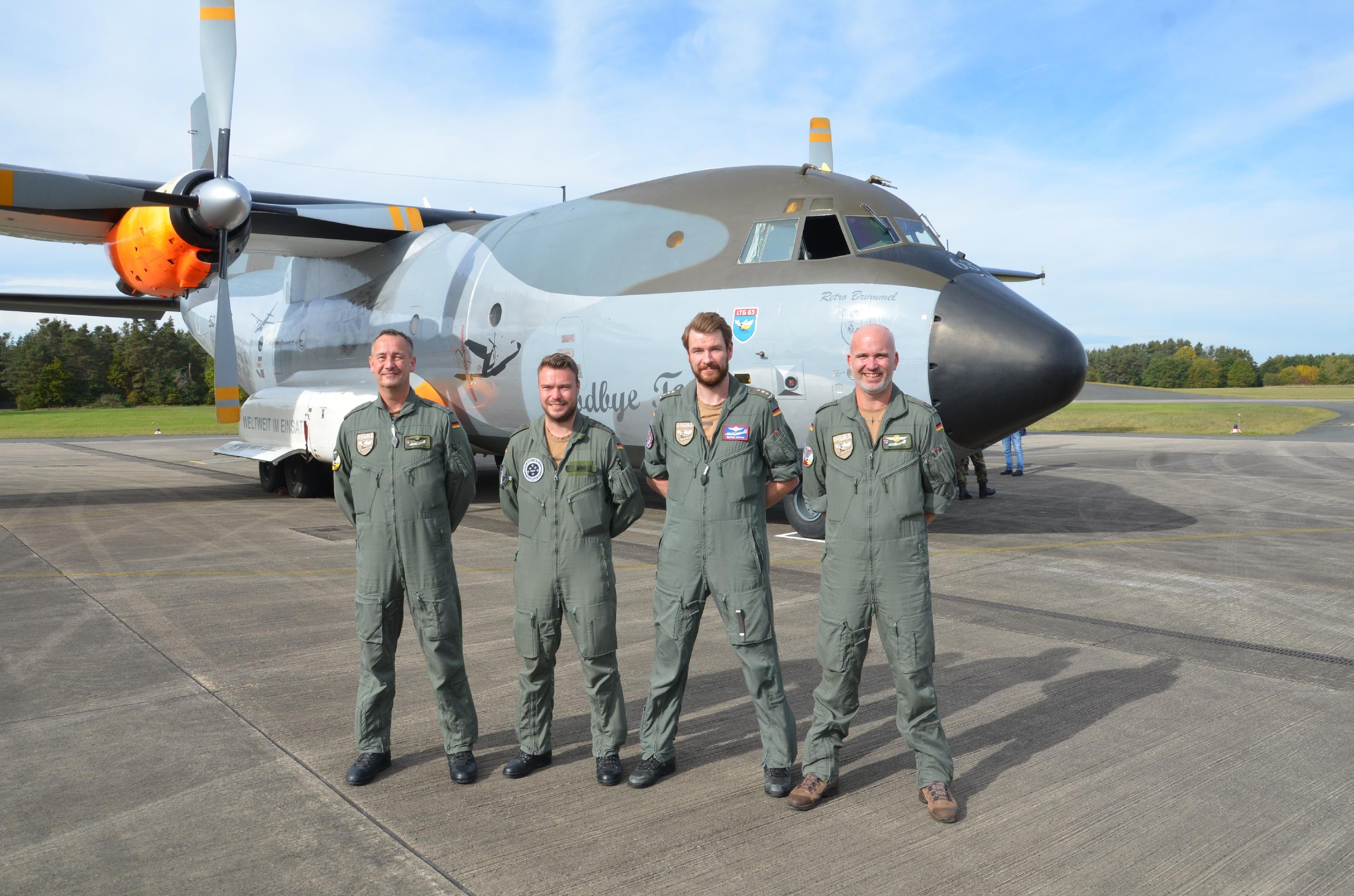 Die Besatzung der C-160. Der bordtechnische Offizier Olaf Keck hat rund 15.000 Flugstunden im Cockpit der Transall absolviert - bis nach Australien und auch unter Beschuss.
