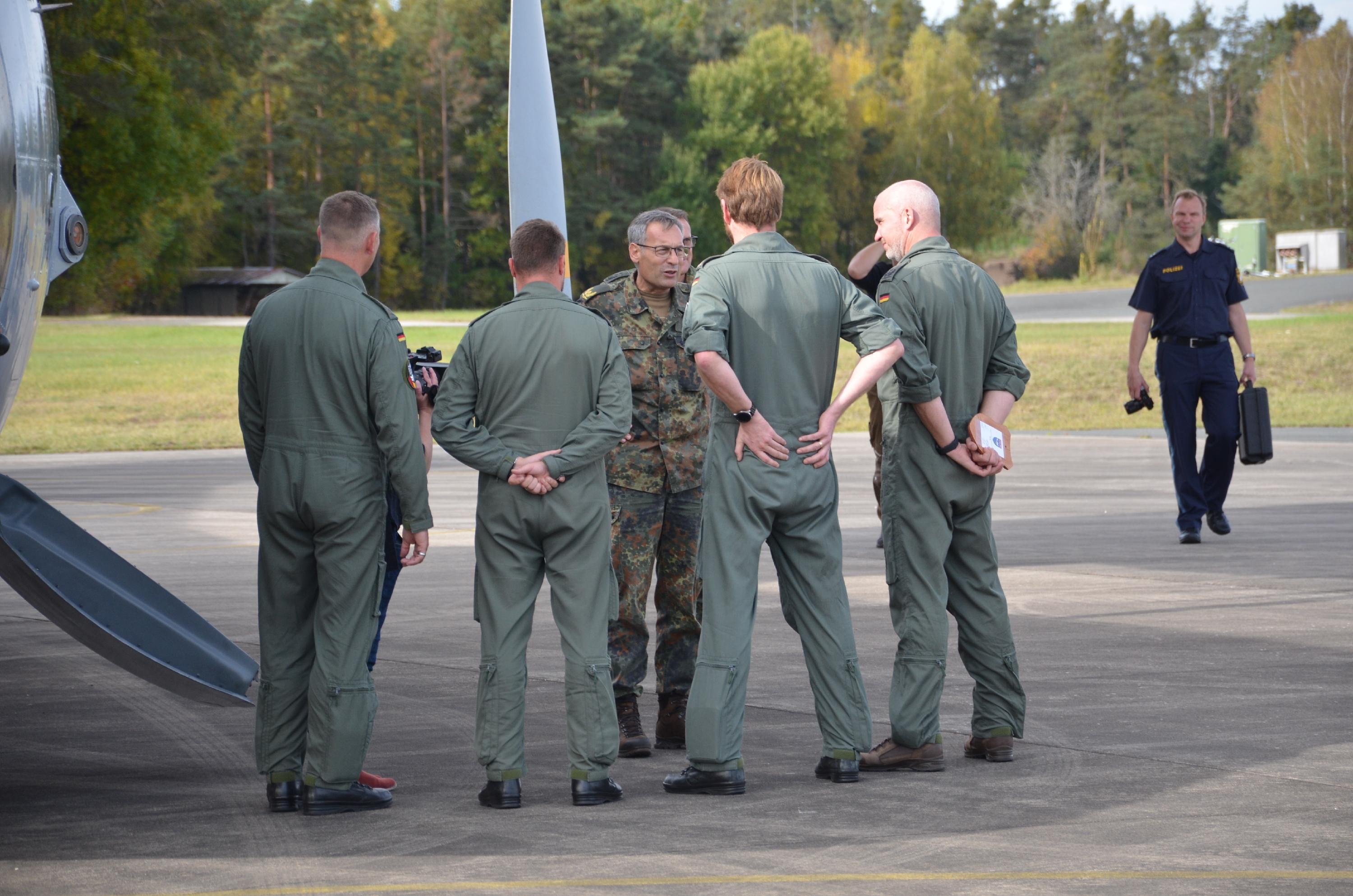 Einige Soldaten hatten bei den letzten Landeanflügen sogar Tränen in den Augen. „Es ist gut zu wissen, dass dieses Flugzeug nun einen Ehrenplatz an der Offiziersschule in Roth bekommt und nicht verschrottet wird", sagt Hauptmann Olaf Keck.