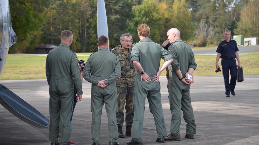 Einige Soldaten hatten bei den letzten Landeanflügen sogar Tränen in den Augen. „Es ist gut zu wissen, dass dieses Flugzeug nun einen Ehrenplatz an der Offiziersschule in Roth bekommt und nicht verschrottet wird", sagt Hauptmann Olaf Keck.