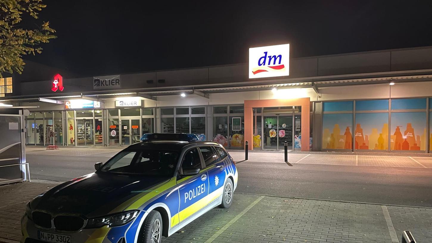Derzeit wird im Umfeld des Tatorts intensiv nach dem Täter gefahndet. Derzeit wird im Umfeld des Tatorts intensiv nach dem Täter gefahndet.