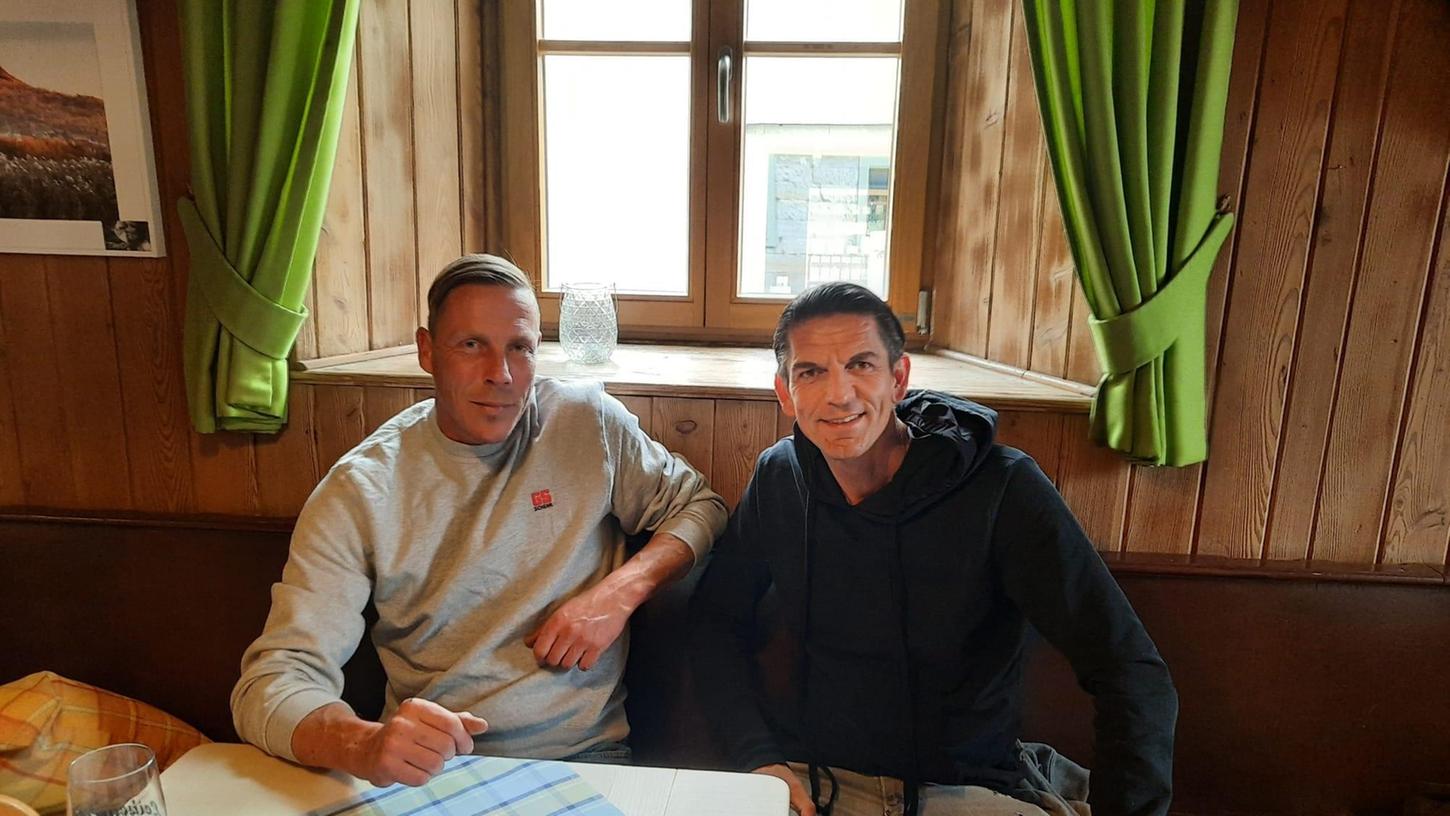 Fußballertreffen im Wirtshaus: Im Gespräch mit Mike Richter (links) erinnerte sich Bundesligaschiedsrichter Deniz Aytekin an seine Anfänge auf Bezirksebene.  
