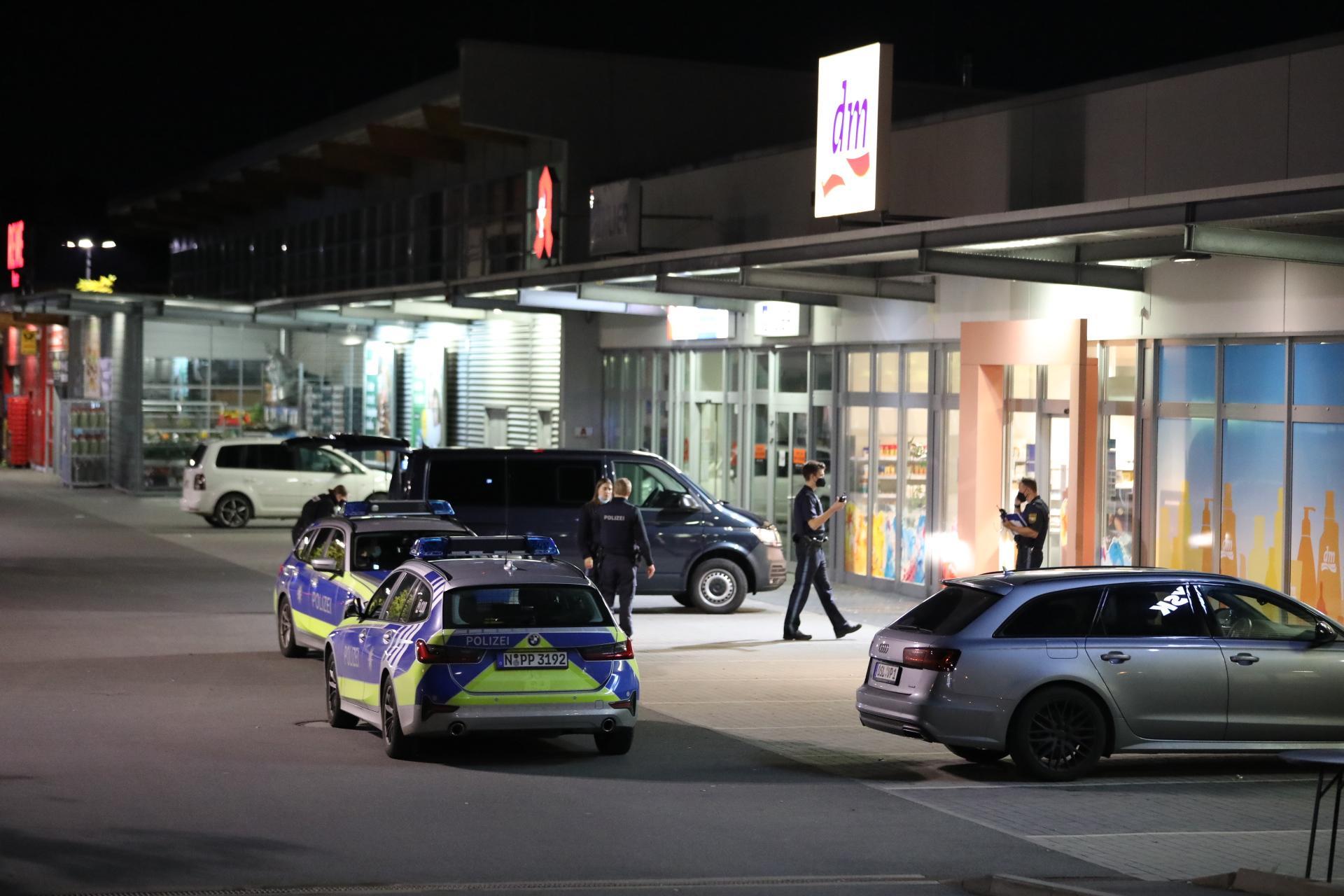 Der unbekannte Täter betrat die Filiale der Drogeriekette in der Lichtenfelser Straße zum Ladenschluss gegen 20 Uhr.