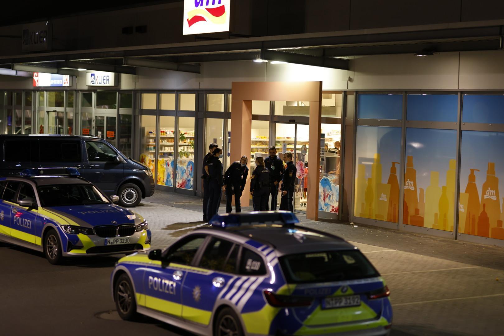 Er drohte den Mitarbeitern mit seiner Waffe und forderte Bargeld. 