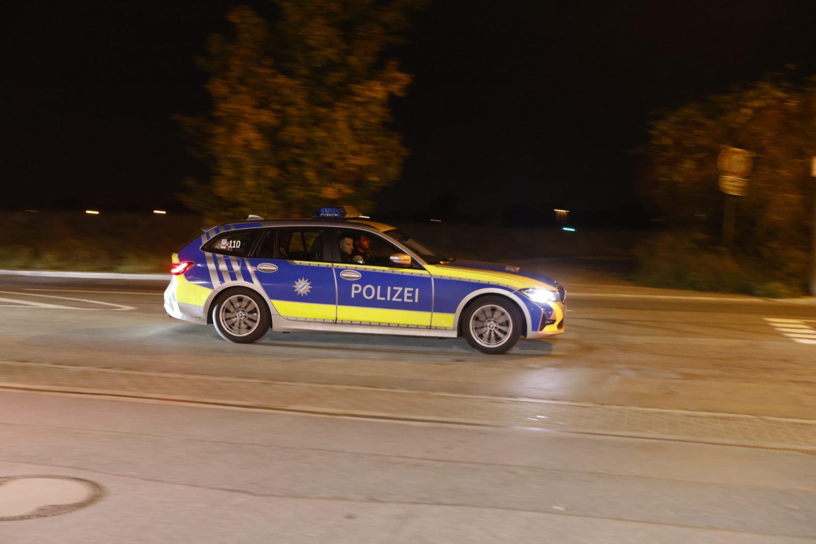 Die Polizei fahndete sofort mit einem Großaufgebot in der Nähe des Tatorts nach dem Verdächtigen. 