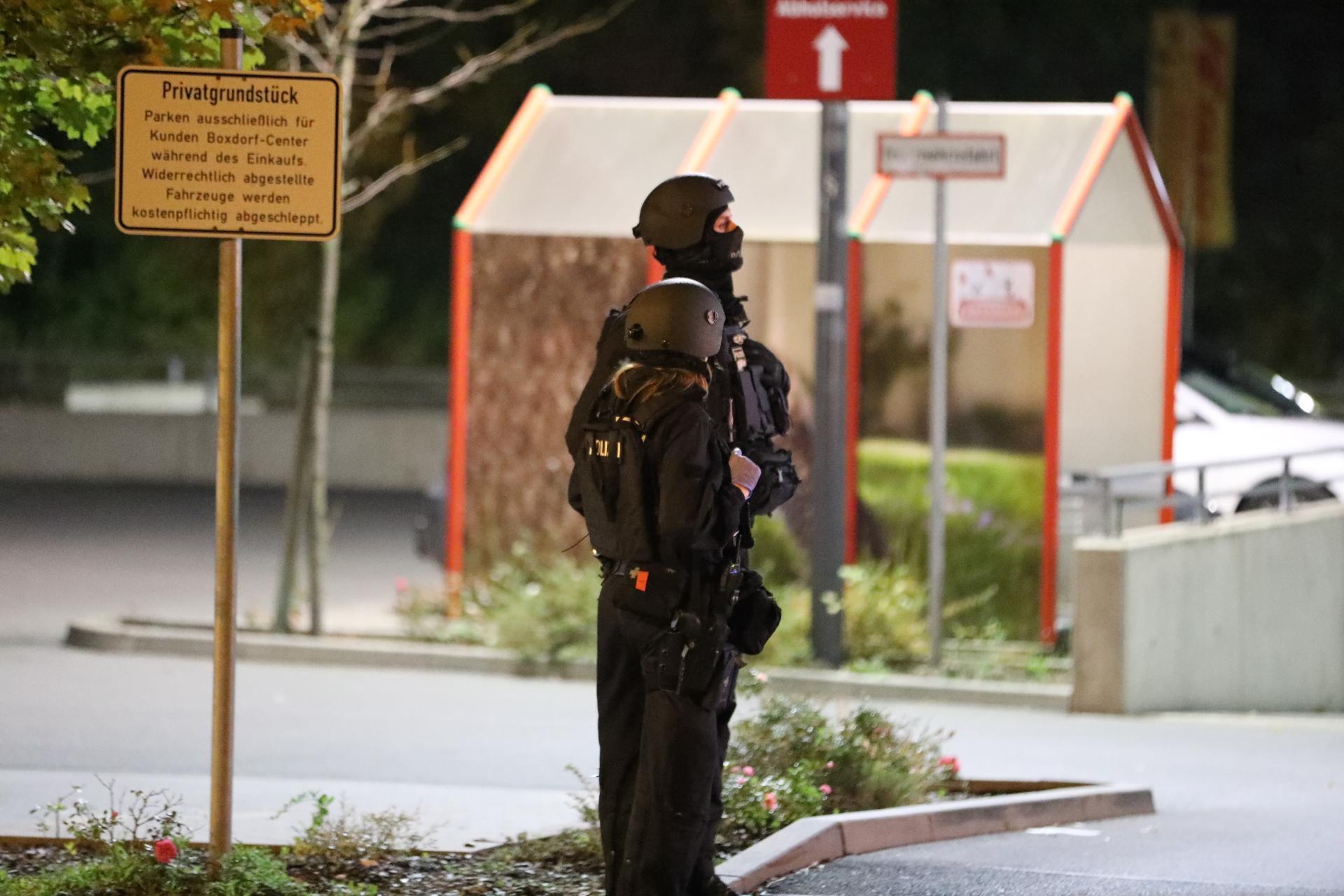 Neben mehreren Streifenbesatzungen der umliegenden Polizeidienststellen sind auch Beamte des USK Mittelfranken sowie des USK der Bayerischen Bereitschaftspolizei in die Fahndung eingebunden. Zudem unterstützt ein Hubschrauber die Fahndungsmaßnahmen der Einsatzkräfte am Boden.