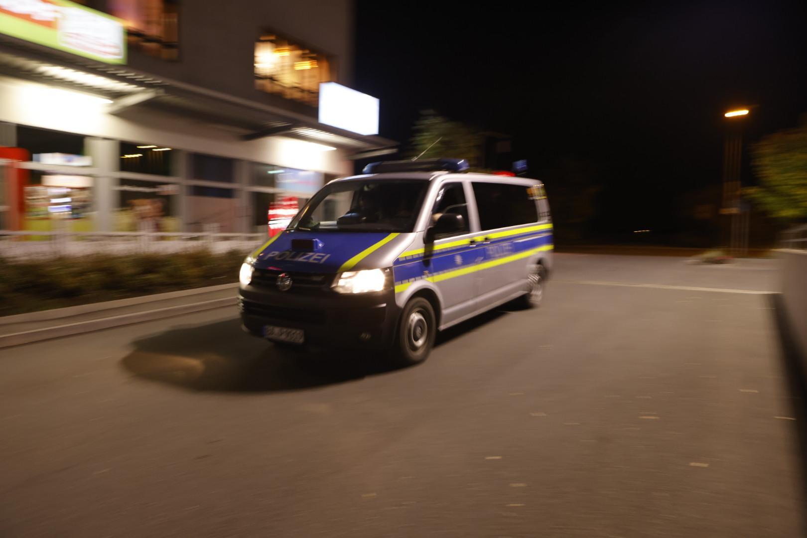 Zudem unterstützt ein Hubschrauber die Fahndungsmaßnahmen der Einsatzkräfte am Boden.