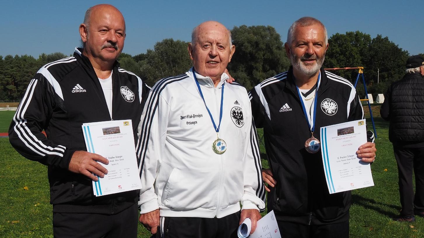 Wenn der Vater mit zwei Söhnen: Günter, Richard und Dieter Rzehak (von links) mit ihren Medaillen und Urkunden von der Bayerischen Rasenkraftsportmeisterschaft in Zuchering.  