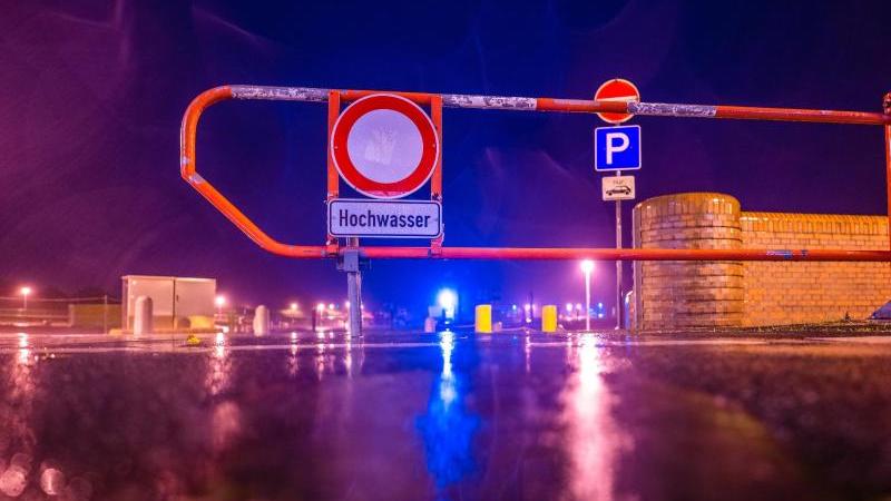 Der Zugang zum Parkplatz am Südstrand in Wilhelmshaven wurde wegen des Sturmtiefs mit Hochwasser-Gefahr für Autos gesperrt.