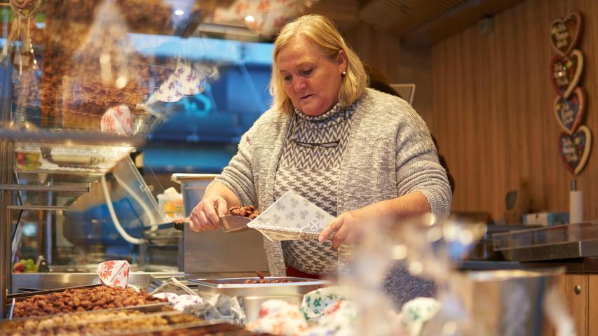 Gebrannte Mandeln gab's zum Glück auch in diesem Jahr, zum Beispiel am Süßwarenstand der Familie Grauberger, der kürzlich auf der Freiheit stand.