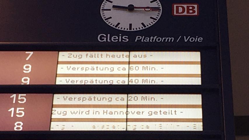 Die Tafel am Nürnberger Hauptbahnhof zeigt: Heute müssen Bahnfahrgäste Geduld haben. Mehr Informationen zum Zugverkehr in der Region finden Sie hier in unserem Streckenticker.