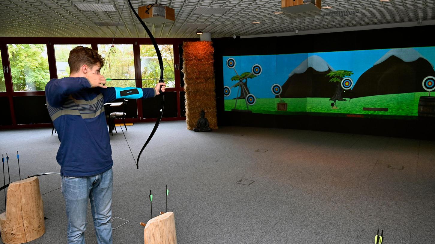 Das neue Bogenkino in Tennenlohe: Unser Mitarbeiter Thorben Pfister durfte es schon einmal ausprobieren.
Das neue Bogenkino in Tennenlohe: Unser Mitarbeiter Thorben Pfister durfte es schon einmal ausprobieren.