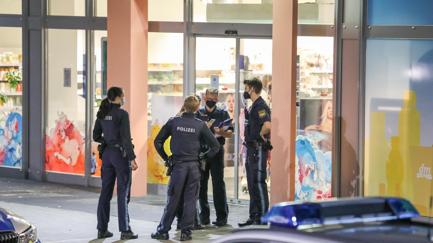 Wieder wurde ein Supermarkt überfallen, wieder kam der Täter kurz vor Ladenschluss: Die Polizei sucht nach einem bewaffneten Unbekannten, der am Mittwochabend eine DM-Filiale in Nürnberg-Boxdorf überfallen hat.
