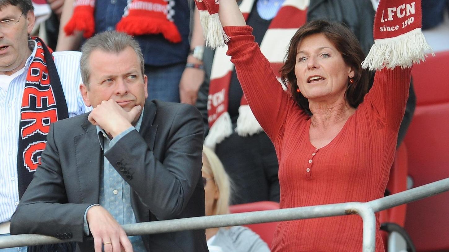 Warum so nachdenklich? Dr. Ulrich Maly (links, mit Ehefrau Petra) wähnt den Club auf dem richtigen Weg. Warum so nachdenklich? Dr. Ulrich Maly (links, mit Ehefrau Petra) wähnt den Club auf dem richtigen Weg.