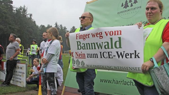 Der Protest gegen das geplante ICE-Werk geht weiter, hier eine Kundgebung mit Betroffenen aus Harrlach und Feucht.