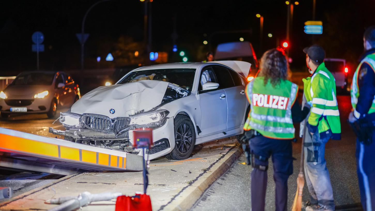 Auf der Zirndorfer Brücke prallte der BMW erst gegen eine Ampel, dann überfuhr er eine Verkehrsinsel und riss die Straßenlaterne aus dem Boden.