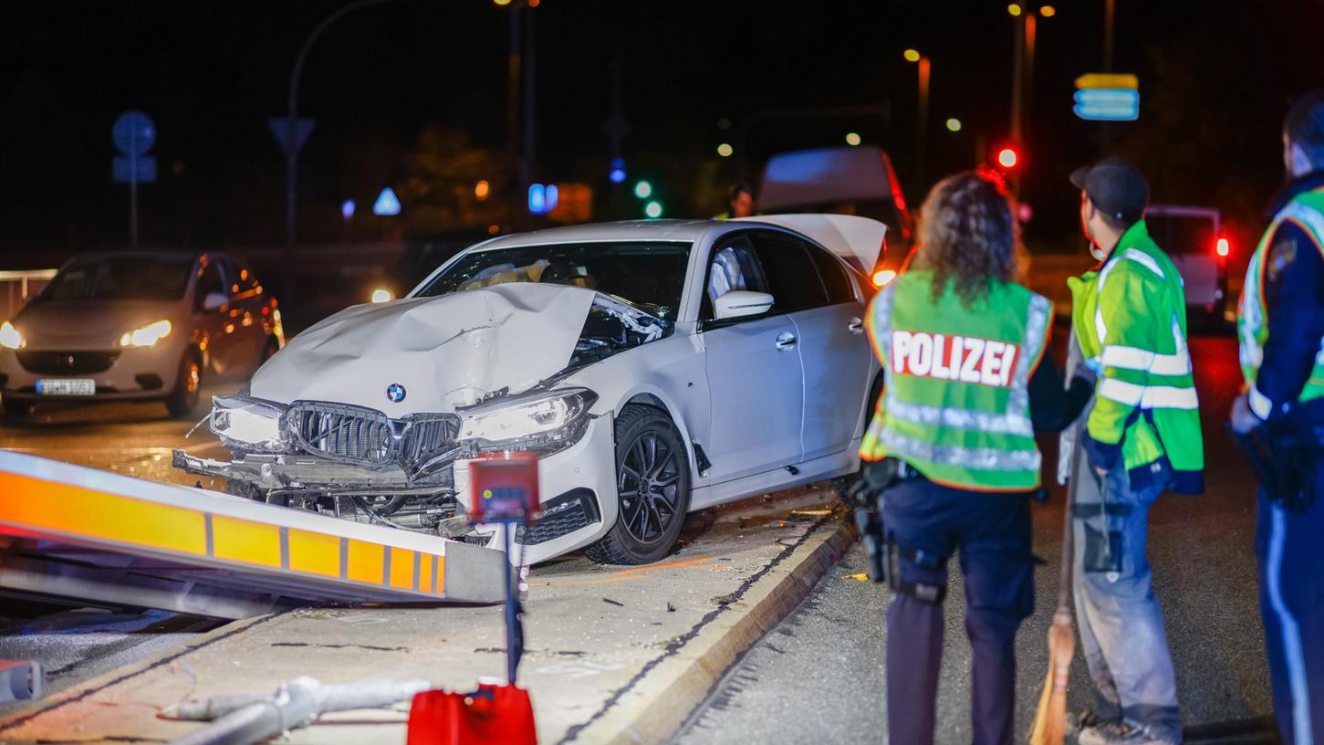 Auf der Zirndorfer Brücke prallte der BMW erst gegen eine Ampel, dann überfuhr er eine Verkehrsinsel und riss die Straßenlaterne aus dem Boden.
Auf der Zirndorfer Brücke prallte der BMW erst gegen eine Ampel, dann überfuhr er eine Verkehrsinsel und riss die Straßenlaterne aus dem Boden.