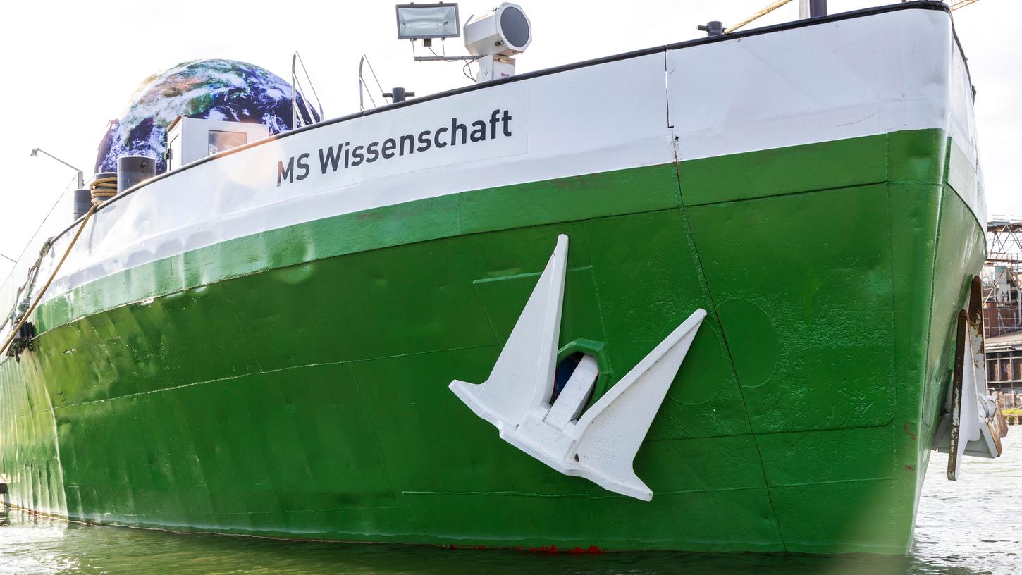 Die MS Wissenschaft geht in Nürnberg vor Anker.