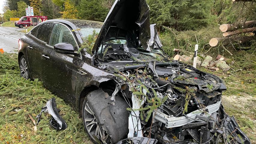 In Thüringen stürzte ein Baum auf die Fahrbahn und eine Autofahrerin, auf fast gleicher Höhe, konnte nicht mehr reagieren. Der Wagen wurde stark beschädigt, die Fahrerin wurde glücklicherweise nur leicht verletzt.