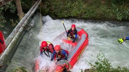 Mit dem Raft rettet die Wasserwacht Ebermannstadt Menschen