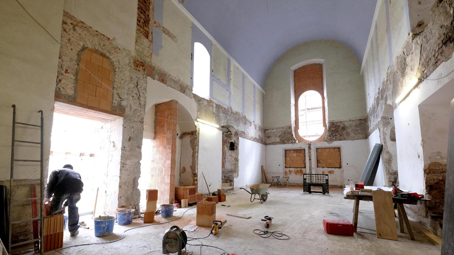 Die Ostwand der alten Christuskirche ist abgerissen, die Zwischenwände und -decken dahinter sind entfernt: Nun ist der frühere Chorraum der Kapuziner wieder frei gelegt.