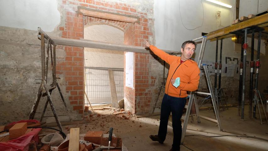 Pfarrer Michael Murner vor dem einst zugemauerten Zugang auf der Südseite des Kirchenraums. Von hier aus geht es hinüber zum Pfarramt. Pfarrer Michael Murner vor dem einst zugemauerten Zugang auf der Südseite des Kirchenraums. Von hier aus geht es hinüber zum Pfarramt.